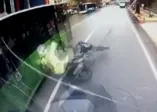 Halk otobüsü trafik polisine böyle çarptı