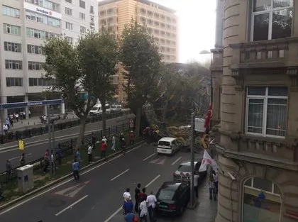 Taksim’de inşaat iskelesi çöktü