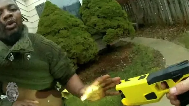 ABD'de polis siyahi bir genci başından vurarak öldürdü! Cinayet anı kamerada-3