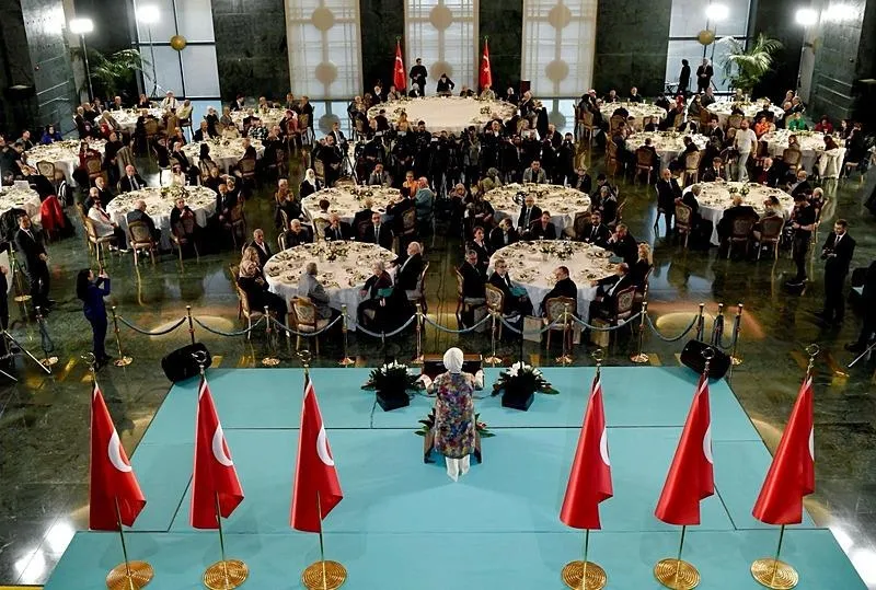 Emine Erdoğan, huzurevi sakinleriyle iftarda buluştu: "Kökleriyle bağı güçlü olan ağacı hiçbir rüzgar yıkamaz"-3