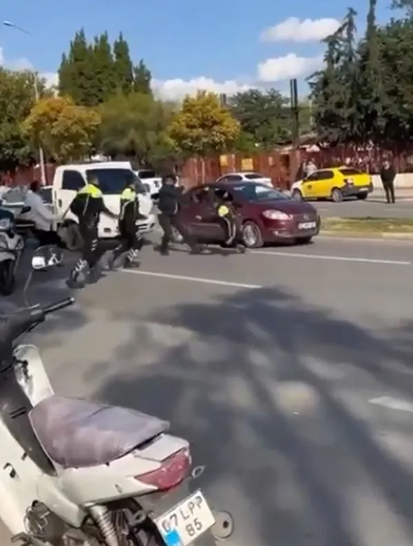 Antalya'da motokurye dehşeti! Belge isteyen 3 polise saldırdı 1 kişiyi darbetti-2