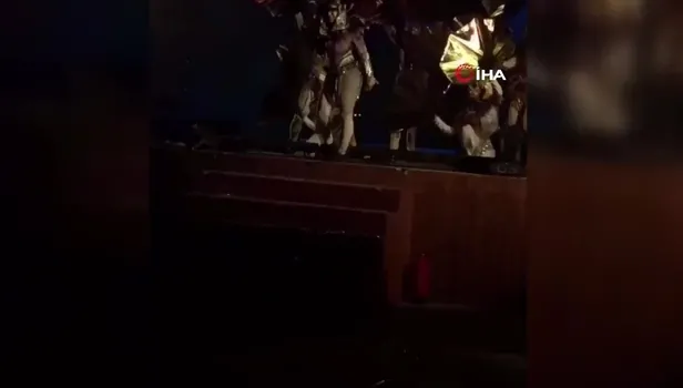 Sahnedeki sanatçılara bıçaklı saldırı! Dehşet anı kameralara böyle yansıdı!