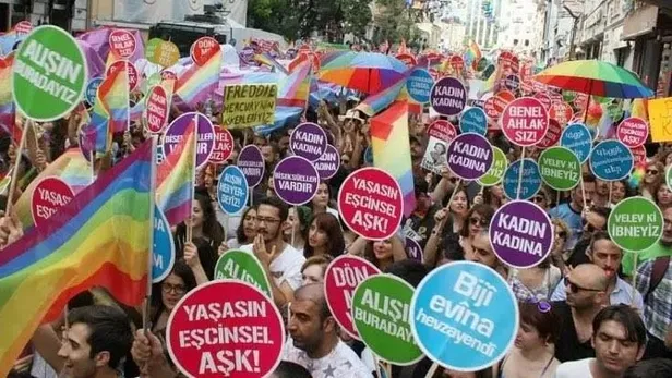 buyuk-aile-platformu-lgbt-orgutlerinin-kapatilmasi-icin-tbmmye-150-bin-islak-imzali-dilekce-verdi-1696095234632.jpeg
