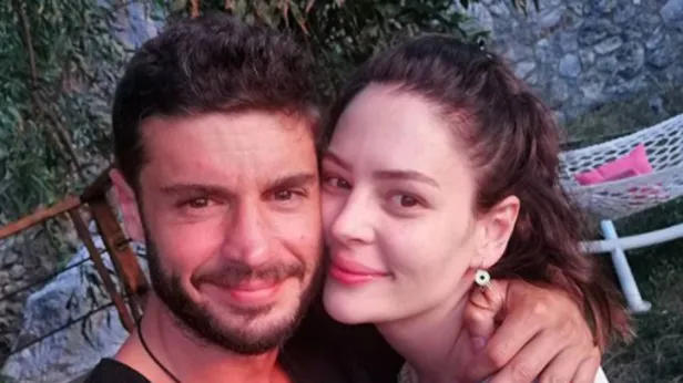 Yıldız Çağrı Atiksoy ile sevgilisi Berk Oktay koronavirüse yakalandı! Çiftin sağlık durumu nasıl?-4