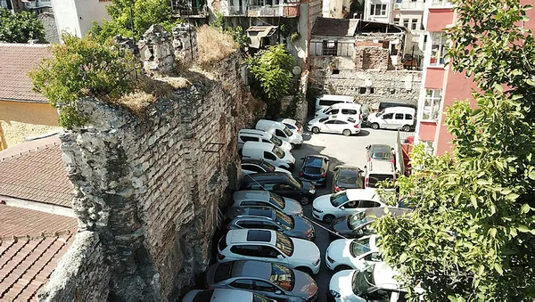 tarihi-kontoskalion-limani-kaderine-terk-edildi-bir-zamanlarin-en-buyuguydu-simdi-otopark-oldu-1629632494728.jpg Tarihi Kontoskalion Limanı kaderine terk edildi! Bir zamanların en büyüğüydü şimdi otopark oldu-5