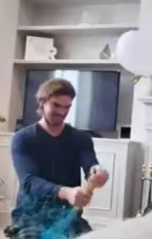 Konfeti fişeğini ters tutarak patlatan adam acı içinde yere yuvarlandı! O anlar kameraya yansıdı