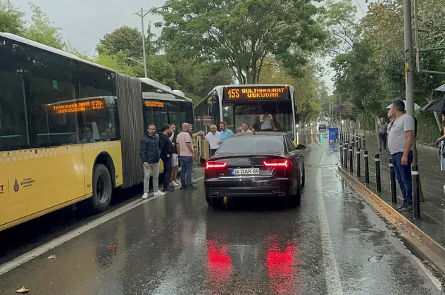 İETT otobüsü terörü! Birbirine yol vermeyen İETT otobüsü ile otomobilin sürücüleri trafiğe neden oldu