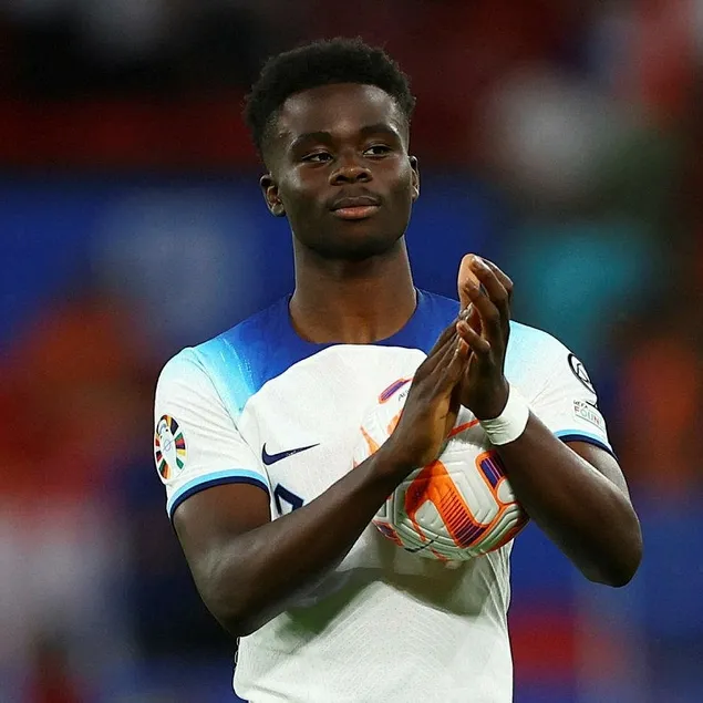 Arsenal’li Saka’dan depremzedelere destek!