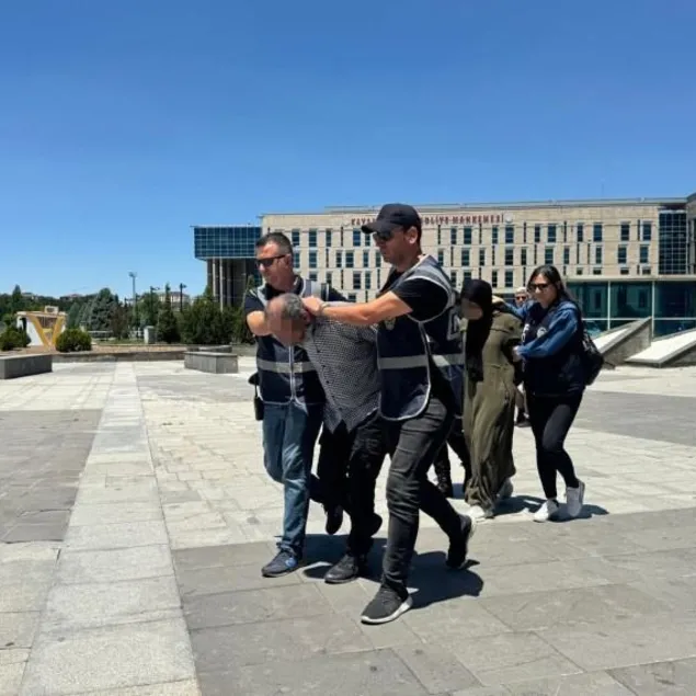 Atatürk Anıtı’na baltalı saldırı