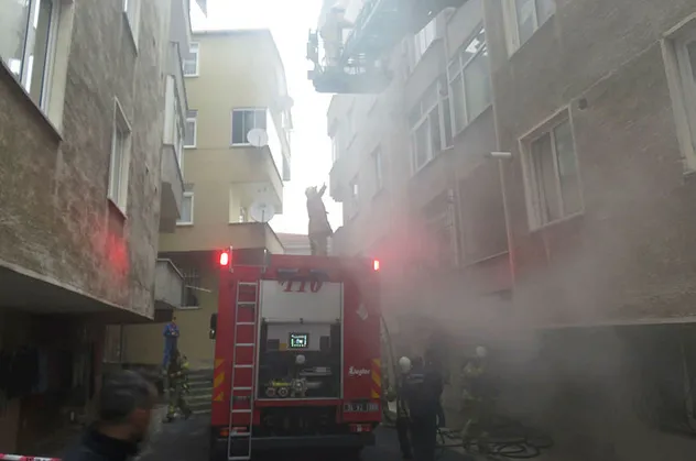 Ümraniye'de can pazarı! Yangından böyle kurtarıldılar