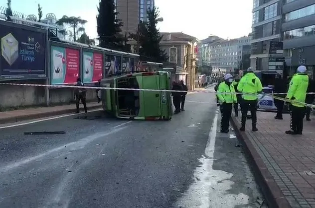 Son dakika: Şişli'de feci kaza! Kontrolden çıkan yolcu minibüsü devrildi