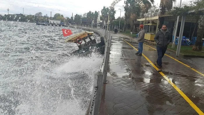 denizin-ortasinda-can-pazari-kocaelide-kanolar-alabora-oldu-1700912041503.jpeg Denizin ortasında can pazarı! Kocaeli'de kanolar alabora oldu-4