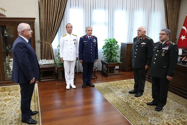 kara-kuvvetlerinde-devir-teslim-orgeneral-musa-avseverin-gorevi-orgeneral-selcuk-bayraktarogluna-devretti-1692191998415.jpeg