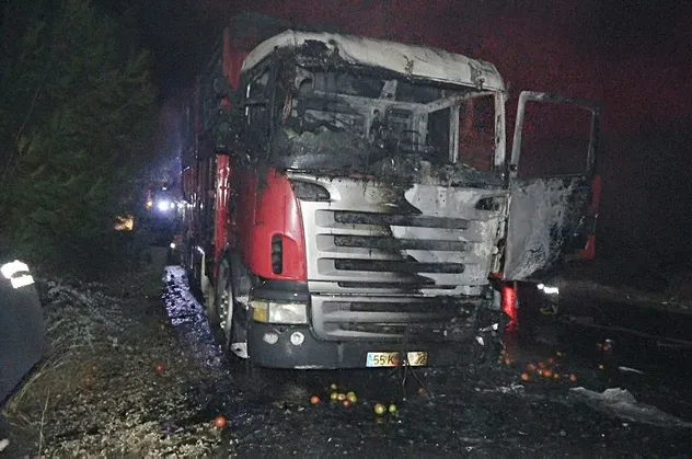Mersin Erdemli'de domates yüklü kamyon yandı! Kamyon sürücüsünün ihbarı ile itfaiye ekipleri olaya müdahale etti