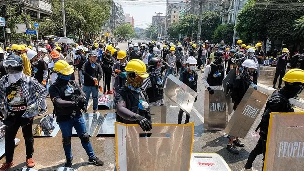 Myanmar'da düzenlenen protestolara güvenlik güçlerinden silahlı müdahale! Çok sayıda ölü var-1
