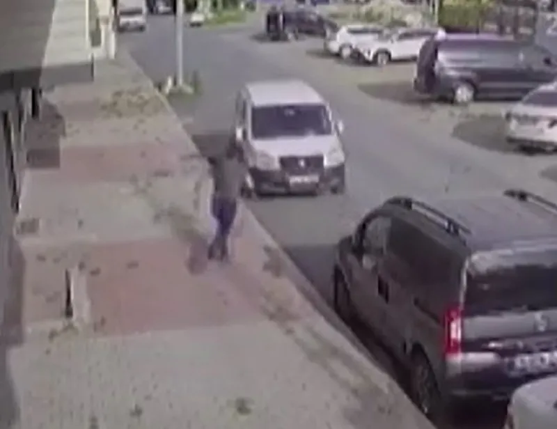 basaksehirde-facianin-esiginden-donuldu-el-frenini-cekmeyi-unutunca-olanlar-oldu-1714198727487.jpg Başakşehir'de facianın eşiğinden dönüldü: El frenini çekmeyi unutunca olanlar oldu-2