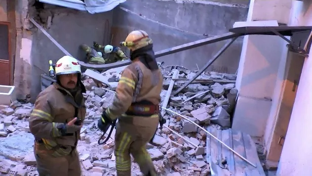 Son dakika: Beyoğlu'nda 5 katlı binada kısmi göçük-5
