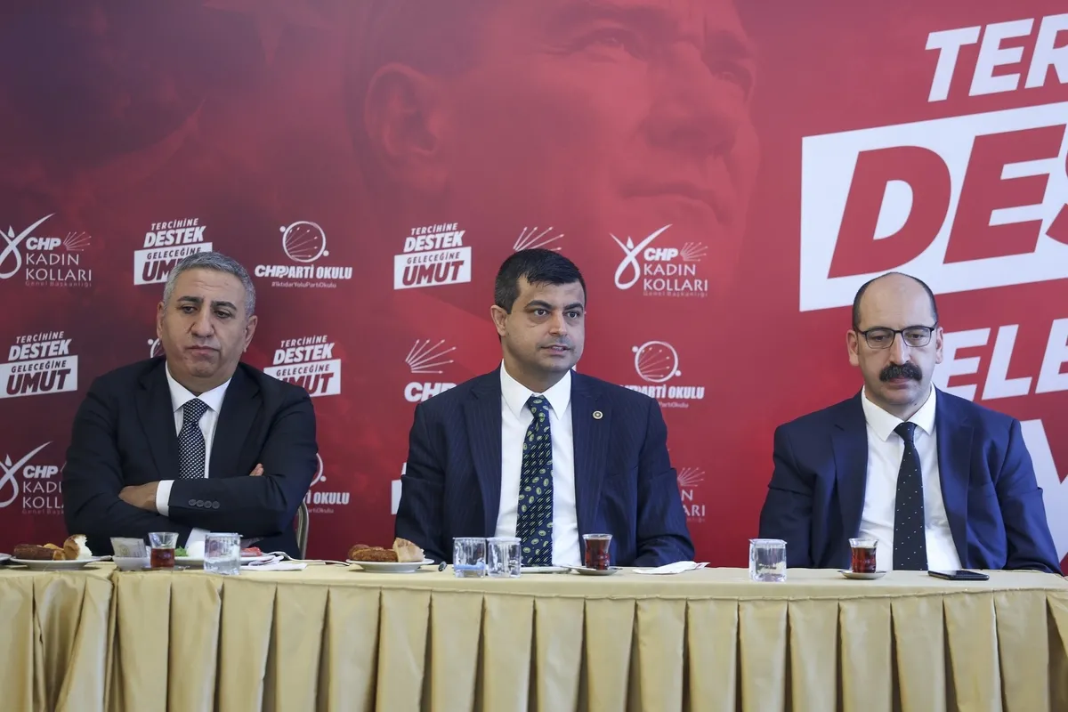 kilicdaroglu-adayim-demedi-adayligini-dedirtti-chpde-yeni-kavga-1787060366986.jpeg CHP'de Kılıçdaroğlu "deklarasyonu"... "Adayım" demedi, adaylığını dedirtti! Koltuk hesabı yapanlara mesaj-4