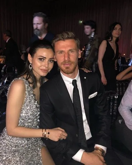 serdar aziz in esi tugce aziz sosyal medyadan ates puskurdu takvim