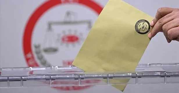 İstanbul'da oy pusulaları okullara getirildi! Sandık yemini ederek göreve başladılar