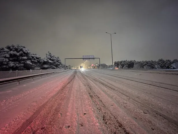İstanbul'da gece kar yağışı etkili oldu! Kimisi kayak takımını aldı kimisi drift yaptı-6