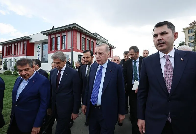 Başkan Recep Tayyip Erdoğan, örnek daireleri ve sosyal tesisleri gezdi. Başkan Erdoğan'a Çevre, Şehircilik ve İklim Değişikliği Bakanı Murat Kurum eşlik etti. (AA)