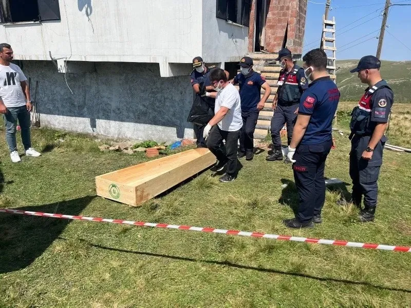 Trabzon Araklı'daki yangının şifreleri çözülüyor! Hem bıçaklanıp hem yakıldılar: Biri çocuk 2 kişi gözaltında-4