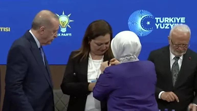 baskan-erdogandan-chpye-tepki-meyhane-jargonuyla-siyaset-acigi-kapatilmaz-1778594827000.jpeg Başkan Erdoğan'dan CHP'ye tepki: Meyhane jargonuyla siyaset açığı kapatılmaz-2