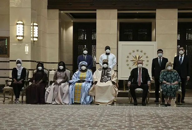 ruanda-gambiya-ve-nijeryanin-ankara-buyukelcileri-baskan-erdogana-guven-mektubu-sundu-1624463133894.jpeg Ruanda, Gambiya ve Nijerya'nın Ankara Büyükelçileri Başkan Erdoğan'a güven mektubu sundu-5