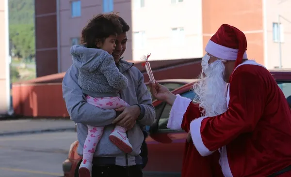 son-dakika-chp-belediyesi-noel-baba-kiligina-girip-hediye-dagitti-1609407459730.jpg