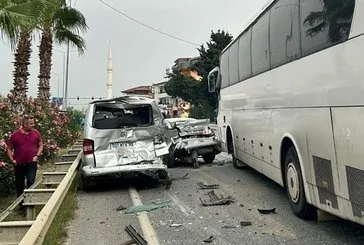 Antalya’da zincirleme kaza: 4 araç birbirine girdi