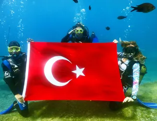 Büyük Zafer'in 97. yılını denizin dibinde kutladılar! İşte yurttan 30 Ağustos Zafer Bayramı kutlamaları