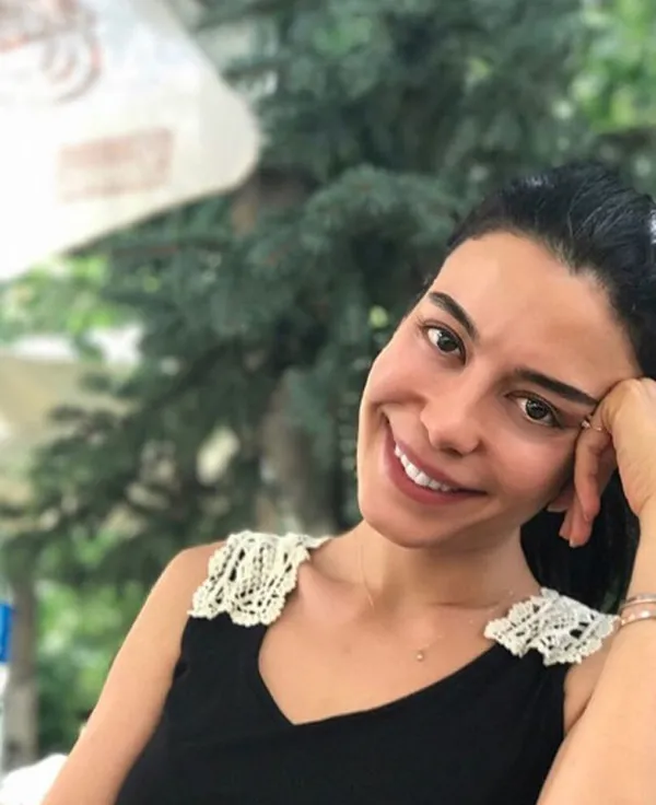 Kim Milyoner Olmak İster'de yarışan oyuncu Berivan Edebali'nin hüzünlendiren hayat hikayesi! Berivan Edebali kimdir?-4