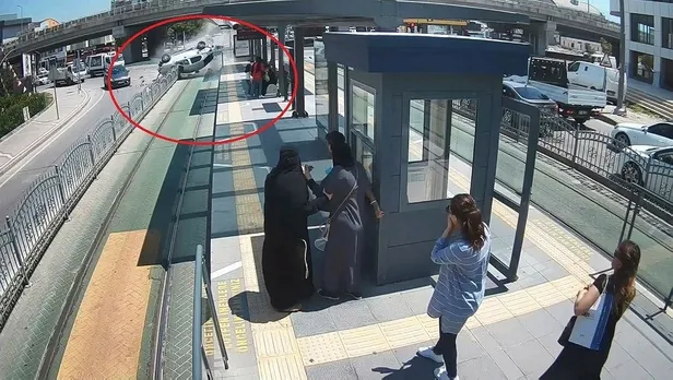 Kocaeli’nin İzmit ilçesinde tramvay yolunda akılalmaz kaza!-1
