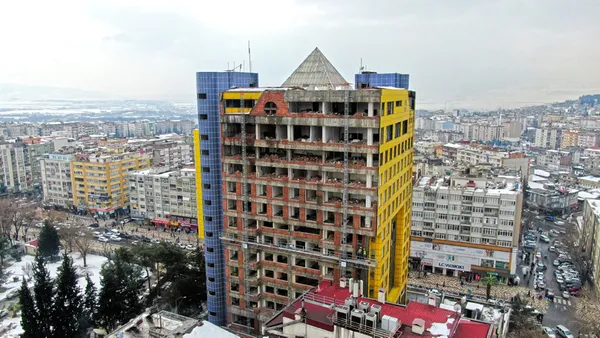 dunyanin-en-sacma-binasi-kahramanmarastaki-18-katli-binanin-sokumu-devam-ediyor-1643721350348.jpg 'Dünyanın en saçma binası' Kahramanmaraş'taki 18 katlı binanın sökümü devam ediyor-3