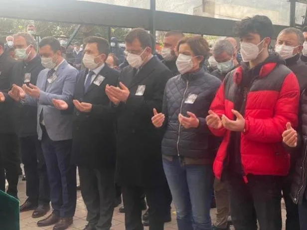 chp-istanbul-il-baskani-canan-kaftancioglu-erkeklerle-birlikte-ayni-safta-cenaze-namazi-kildi-1617991154072.jpeg