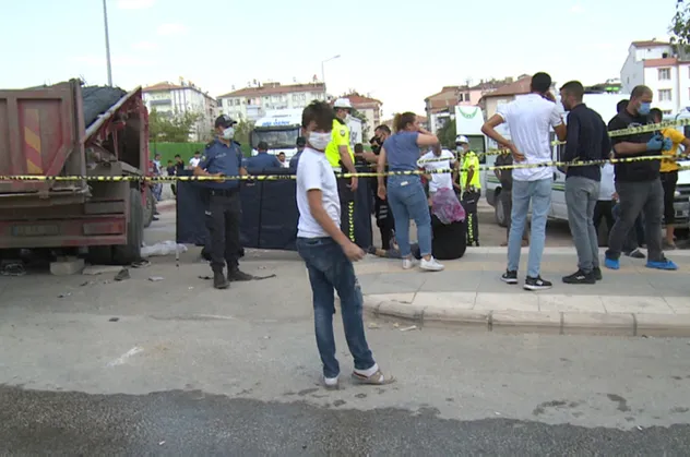 Demir yüklü kamyonun altına girdi! Elazığ'da feci kaza