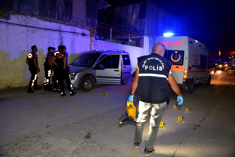 Adana'da kanlı infaz! Hafif ticari aracında silahlı saldırıya uğrayan güvenlik görevlisi öldü - 1