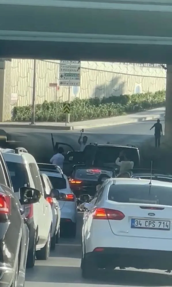 Sancaktepe'de pompalıyla havaya ateş açan magandalara suçüstü!-4