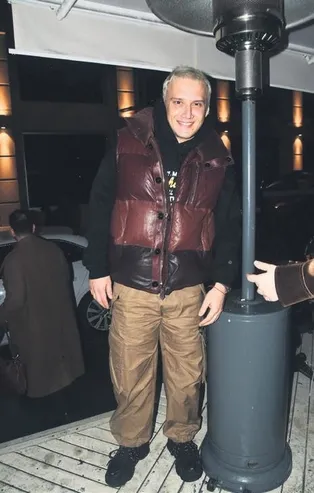 Pop müziğin başarılı ismi Edis civciv sarısı saçlarıyla dikkat çekti