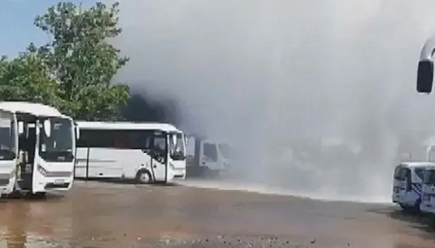 İstanbul Eyüpsultan'da patlayan su borusu caddeyi göle çevirdi!