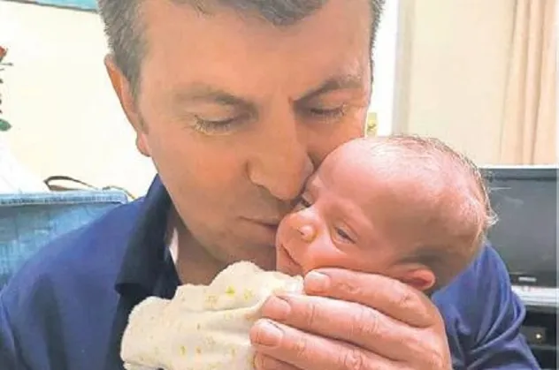 Evli olan Antalyalı Mürsel ile ABD’li Anna taşıyıcı annenin dünyaya getirdiği bebeklerine kavuştular