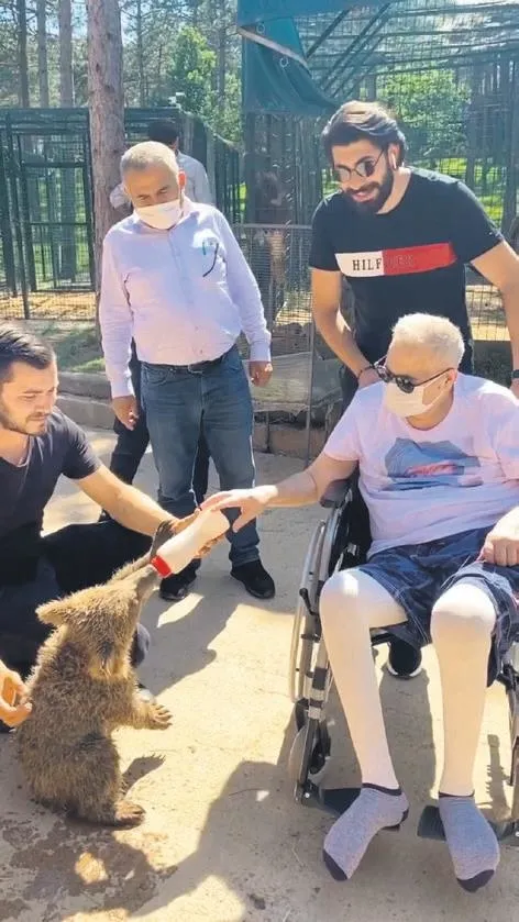 Sağlık sorunlarıyla boğuşan Mehmet Ali Erbil hayvanat bahçesini ziyaret etti