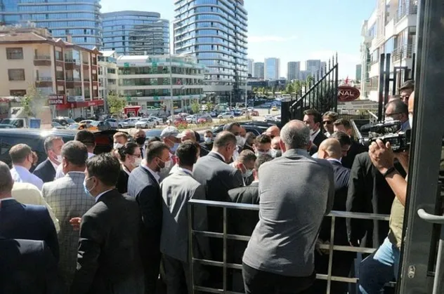 İYİ Parti Genel Merkezi'nde kavga! Partililer binayı bastı!