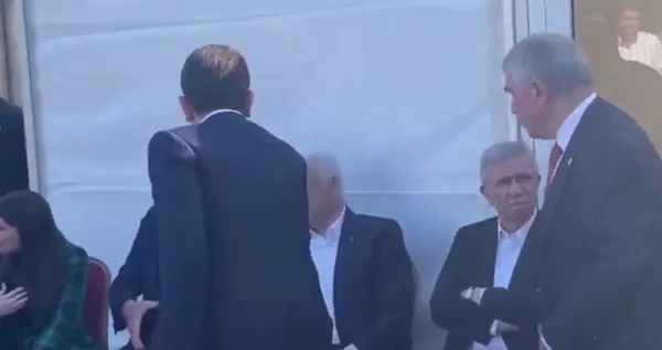 kavga-gunyuzune-cikti-yavas-imamoglunun-selamina-yuz-cevirdi-1653156626075.jpeg Kavga günyüzüne çıktı! Yavaş, İmamoğlu'nu görünce kafasını çevirdi-2