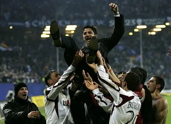 Beşiktaş PAOK'un teknik direktörü Razvan Lucescu ile görüşüyor-3