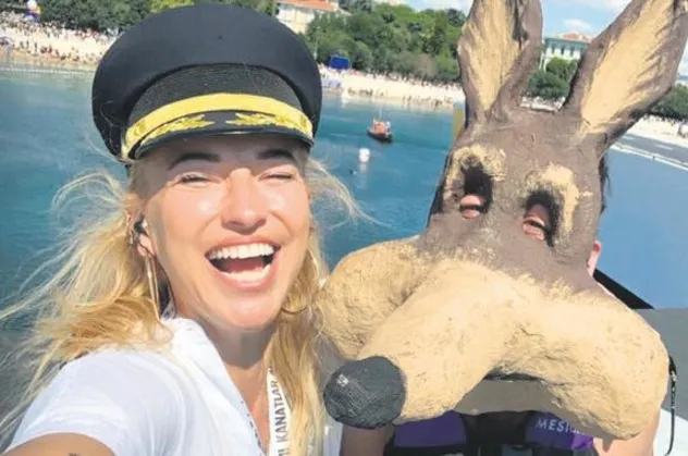 Burcu Esmersoy gülmekten uçtu