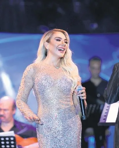 rufat-ismayil-paris-fashion-weekte-boy-gosterdi-gunay-musayeva-podyumun-tozunu-attirdi-1633383873660.jpeg Rufat İsmayil Paris Fashion Week'te boy gösterdi! Günay Musayeva podyumun tozunu attırdı-11