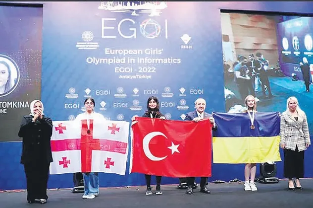Duru Özer, Avrupa Kızlar Bilgisayar Olimpiyatı’nda altın madalya kazandı