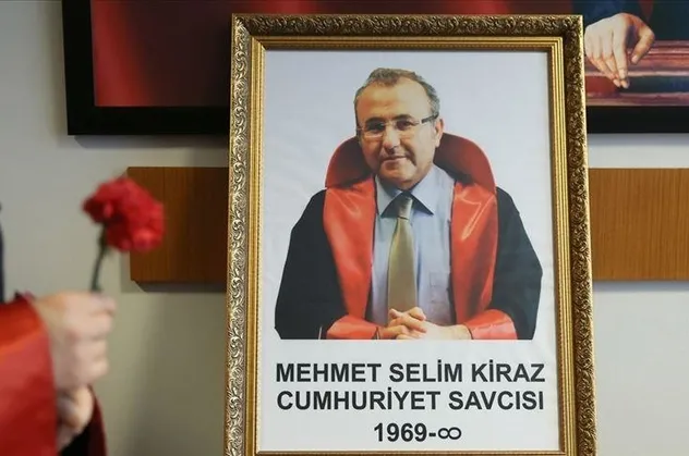 Şehit Cumhuriyet Savcısı Mehmet Selim Kiraz'ın kanı Ahmet Şık ve İsmail Saymaz'ın ellerinde!